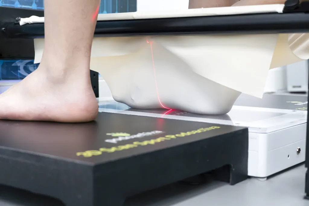 Pé sobre o scanner 3D da Podoactiva, com linha de laser